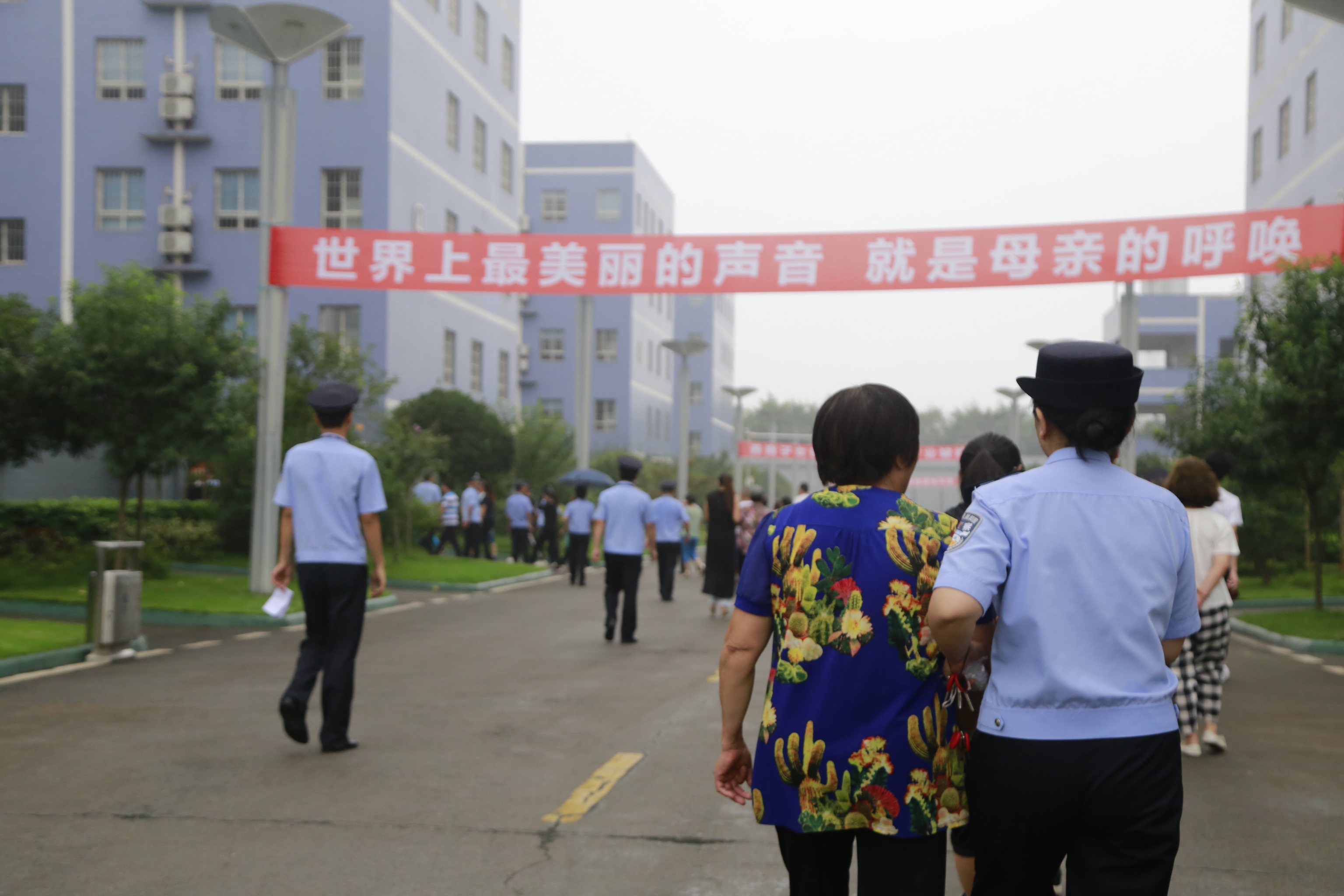 妈妈请等我回家自贡监狱举行大型亲情主题帮教活动监狱与家庭签协议