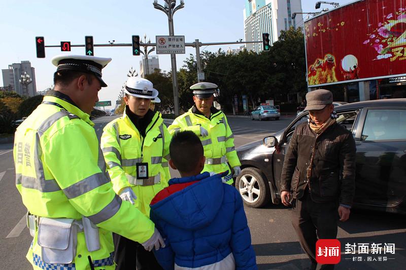 20万自驾客涌入 西昌交警与妻约定:等春节忙完再补吃年夜饭