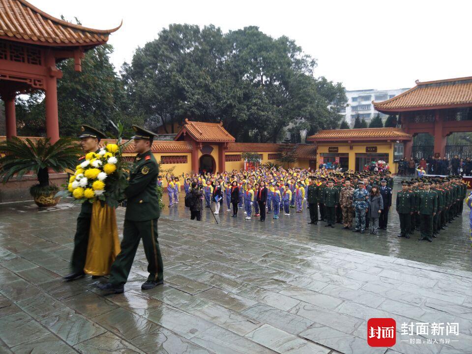 老兵李继德再赴中江 为战友黄继光父母扫墓