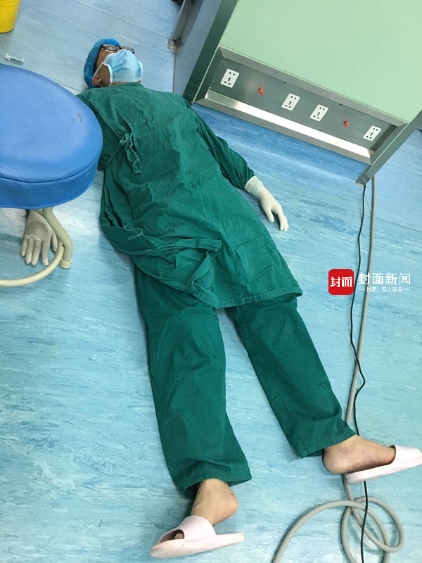 医师节成都医生连续做手术5小时 累瘫在地