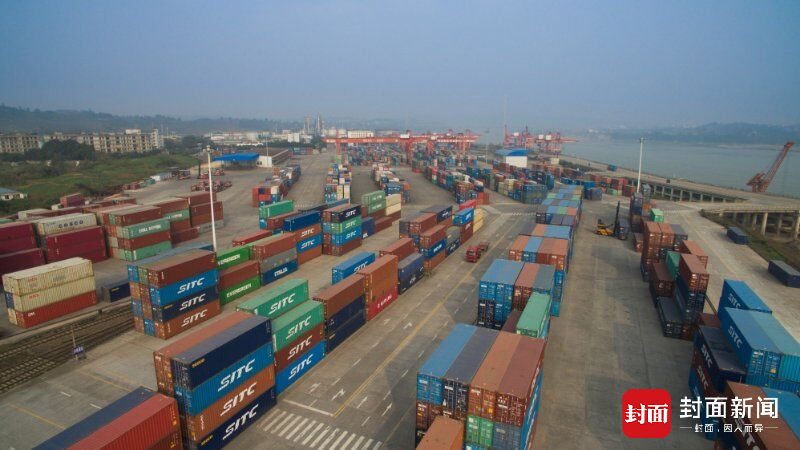 带⑥】发挥黄金水道优势 泸州港实现集装箱铁