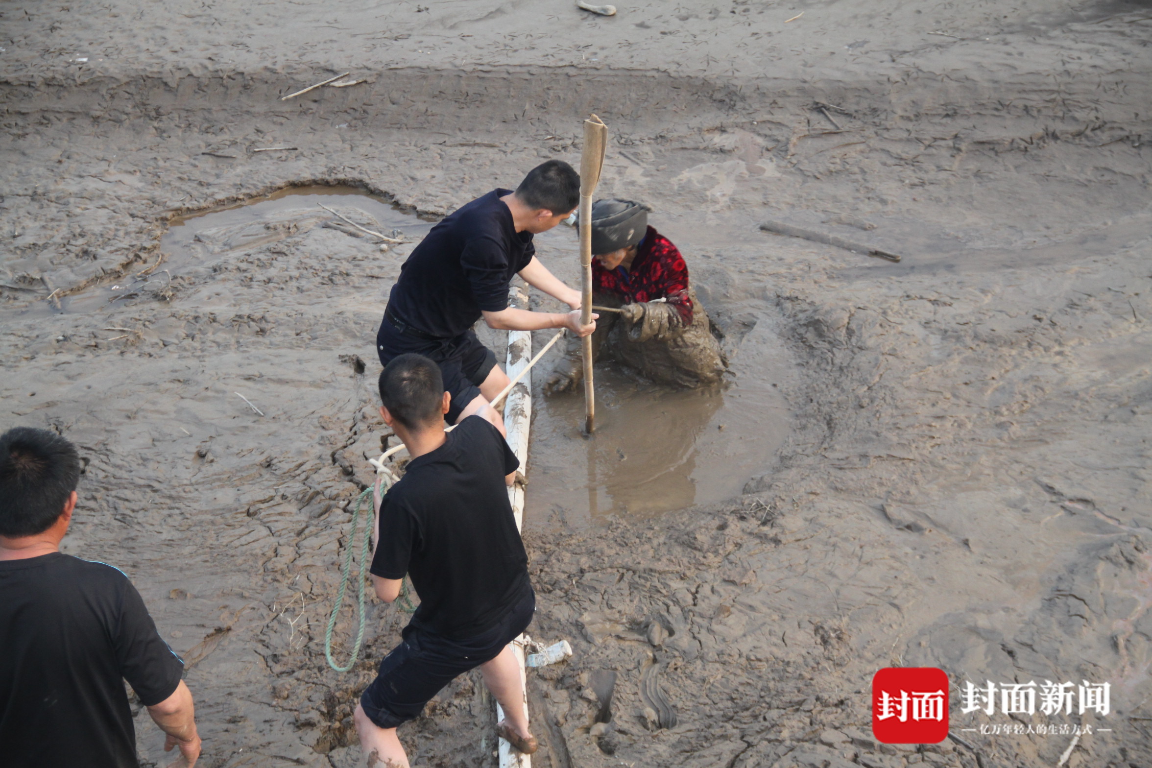 八旬老人迷路深陷泥潭8小时 警民合力将她救出