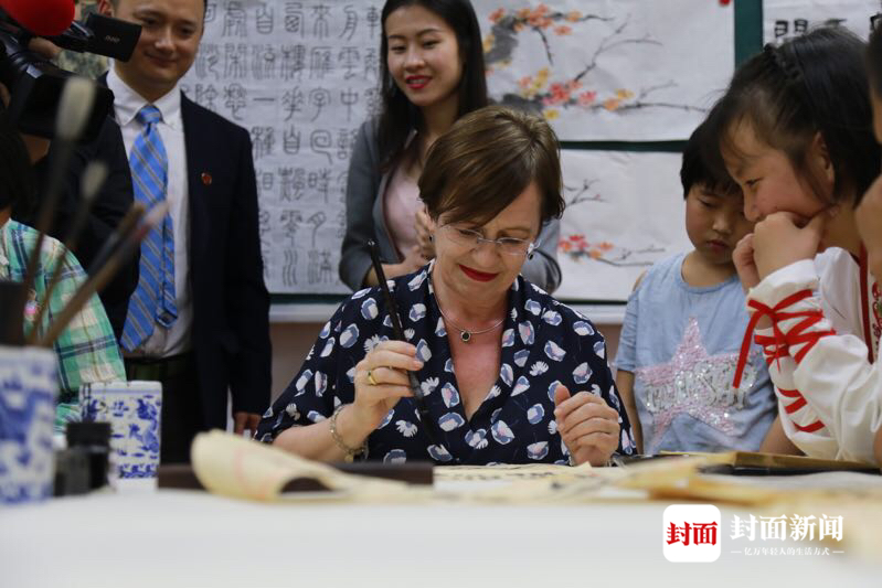 奥地利总统夫人施密道尔到访成都sos儿童村