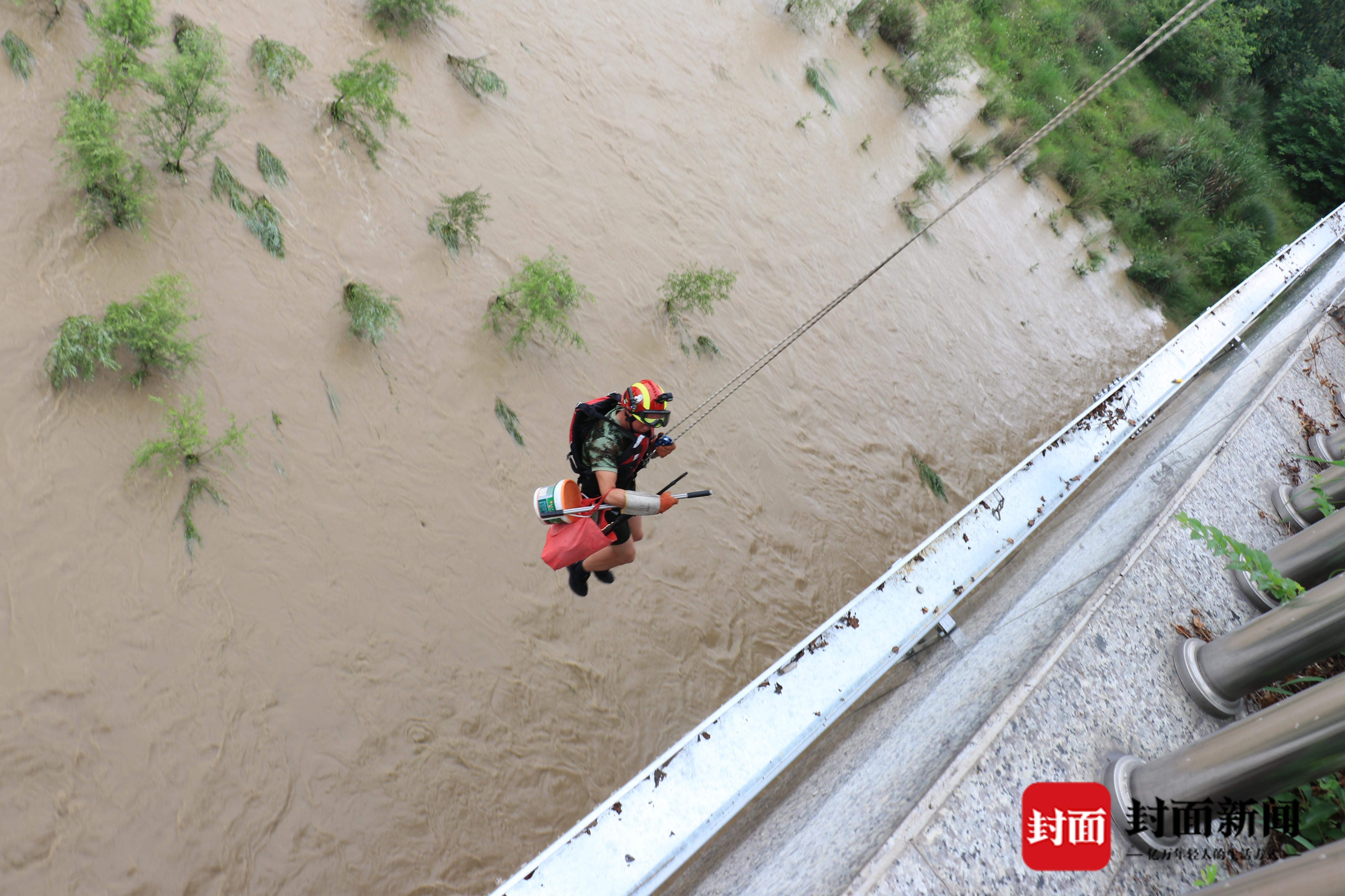 绵阳男子钓鱼遇涨水被困桥底 消防人员利用救