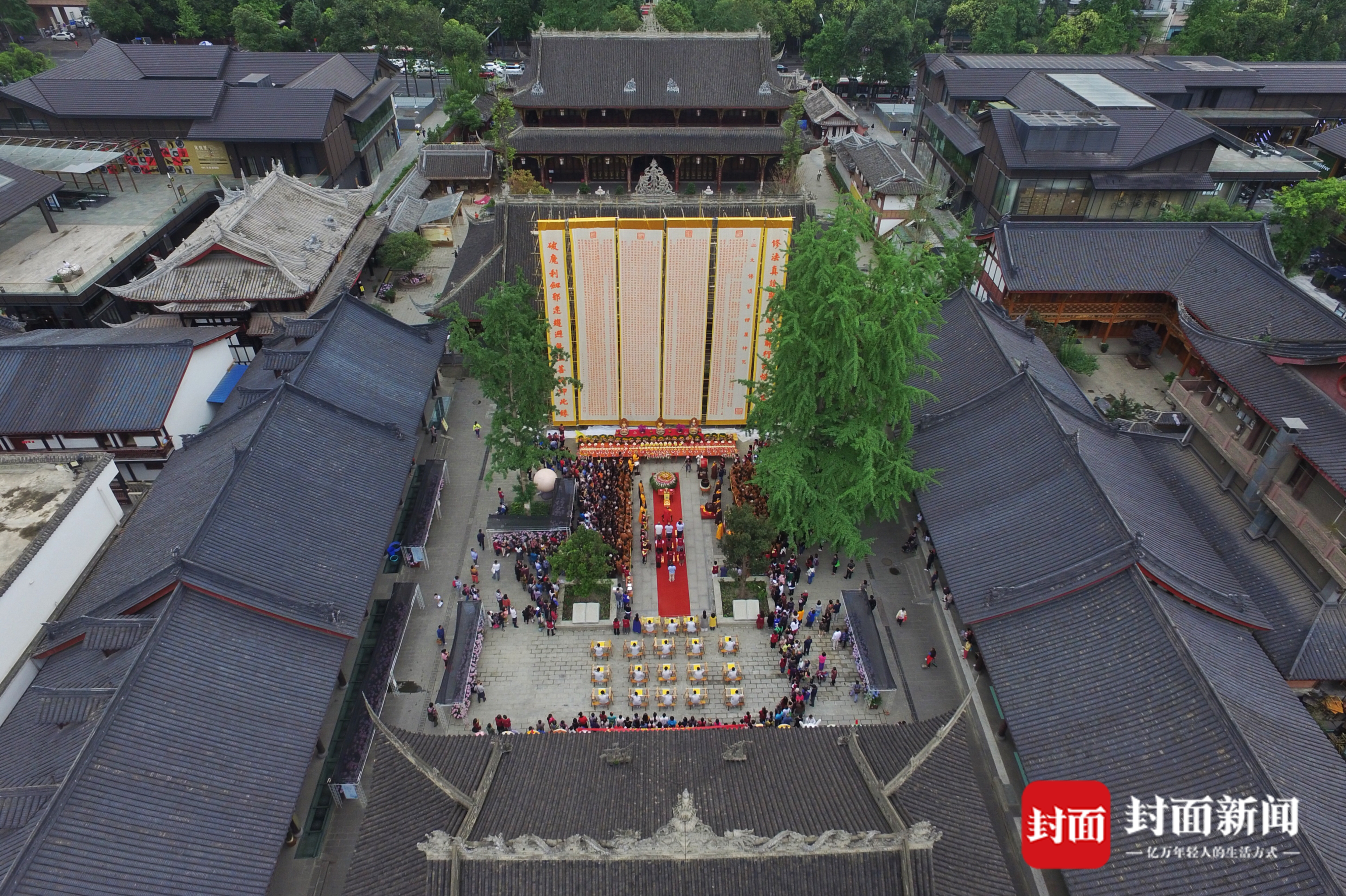 18米长书法巨作亮相成都 大慈寺将申报吉尼斯