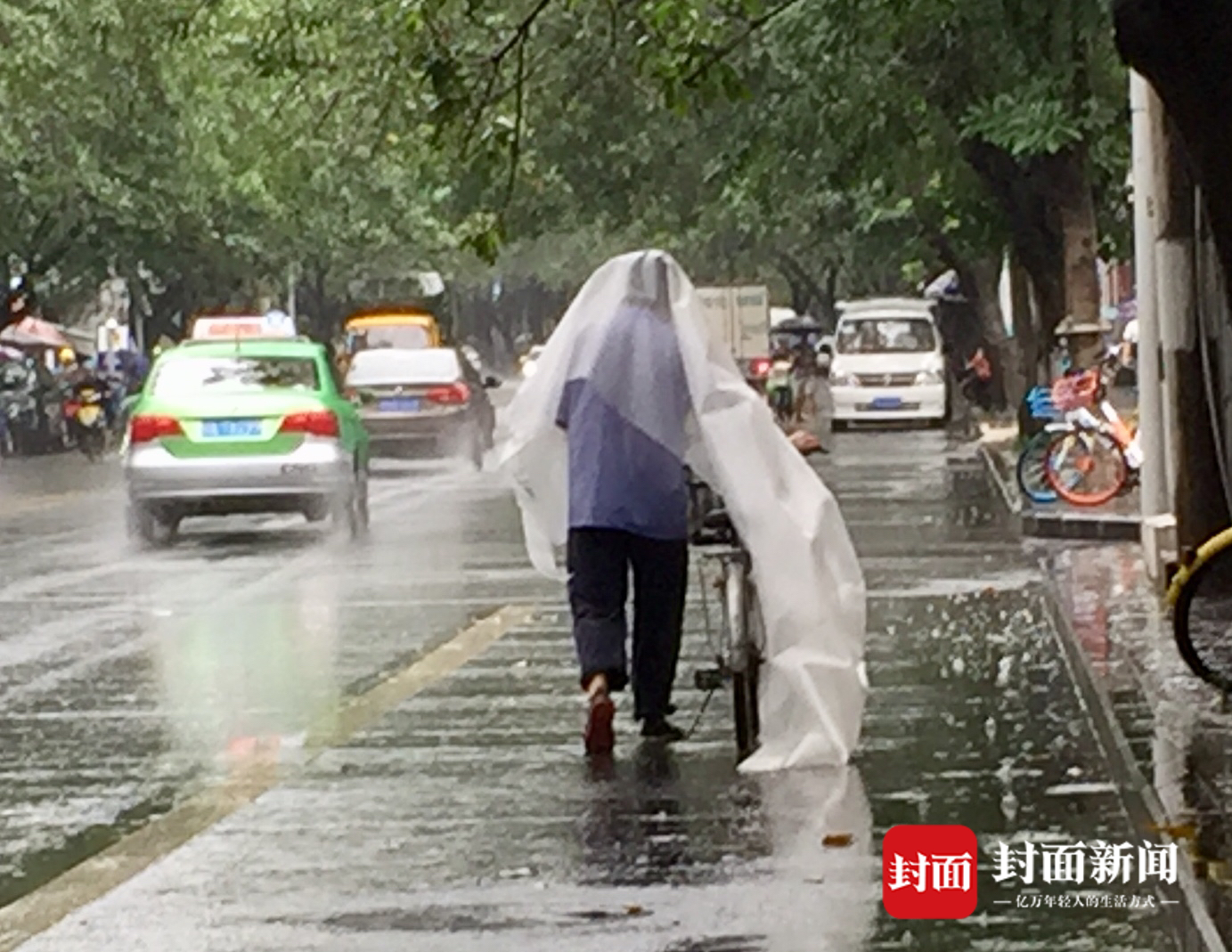 纸箱子,编织袋……笑哭!下雨天成都人民拼脑洞遮雨