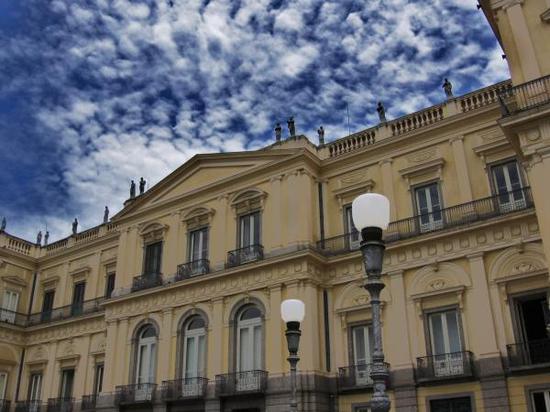 巴西故宫国家博物馆失火 馆藏文物超过2000