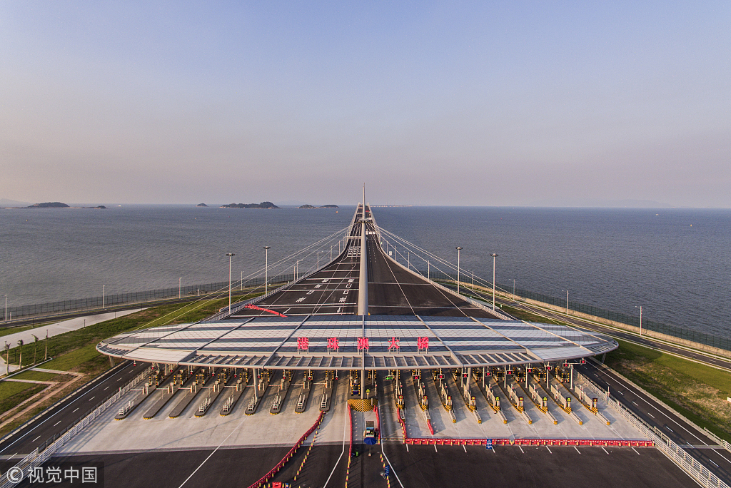 2018年5月23日,广东珠海,珠澳口岸人工岛上的港珠澳大桥收费站.