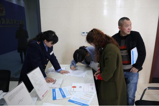 21家企业、个体户 家门口拿到商标注册证