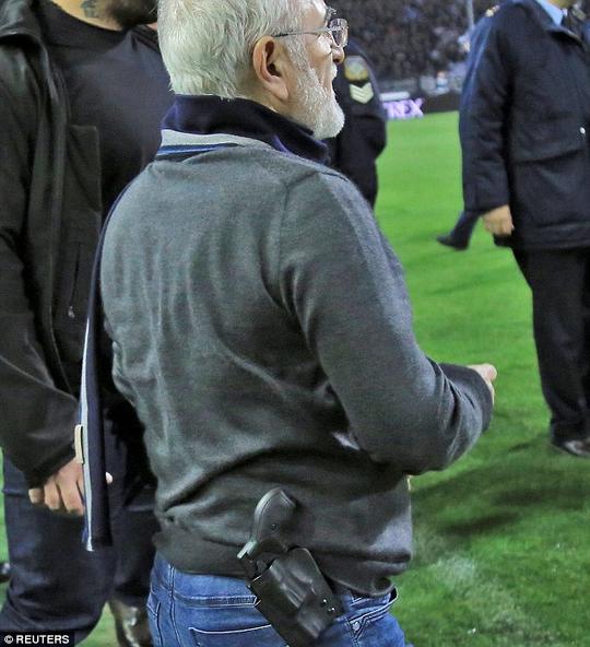 希腊超级联赛骚乱 球队主席带枪冲入球场