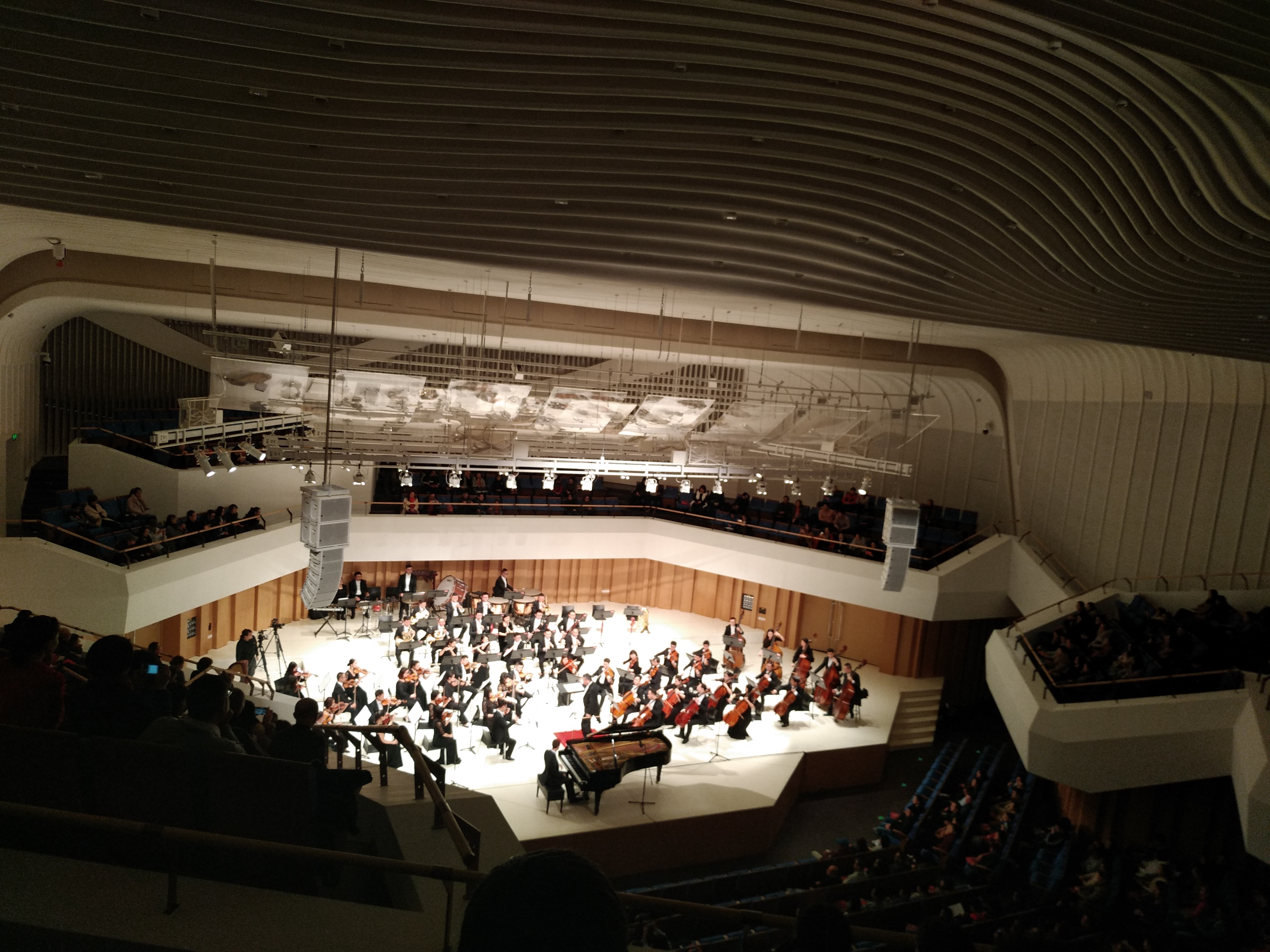 四川交响乐团经典名曲奏响新春 以色列钢琴家