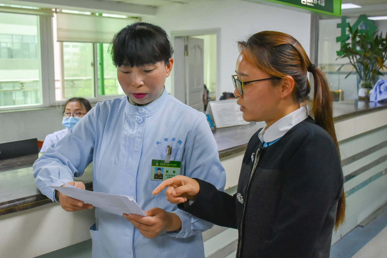 "魏碧说,她摸了摸大爷脉搏后,发现其生命体征平稳,暂无生命危险.