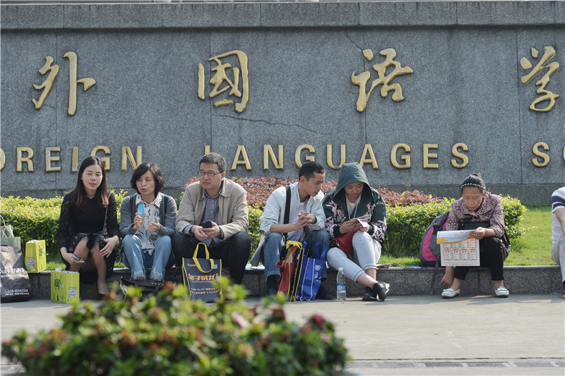 长假第一天成都一学校小升初面谈 家长烈日下等待（图） - 5