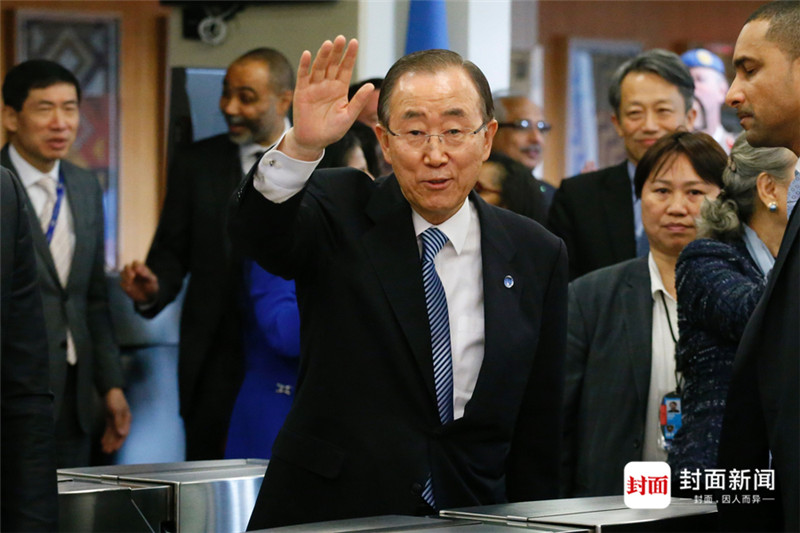 联合国秘书长潘基文完成任内最后一天工作,与同事挥手告别