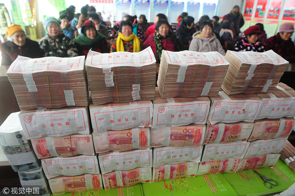安徽阜阳一村庄为农民发分红和奖金 现场钱堆成"墙"
