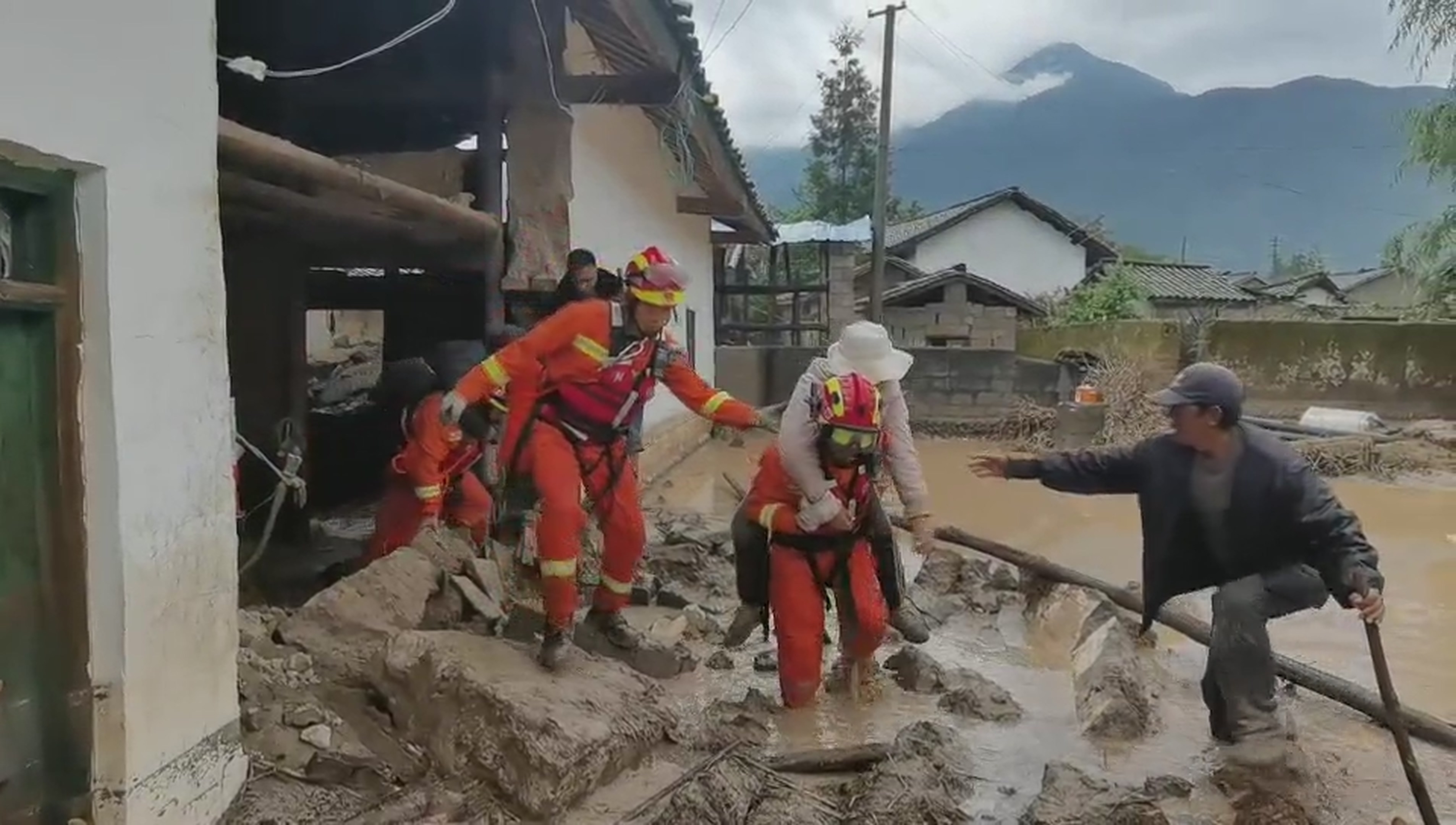 四川冕宁暴雨引发山洪 已连夜转移6321人