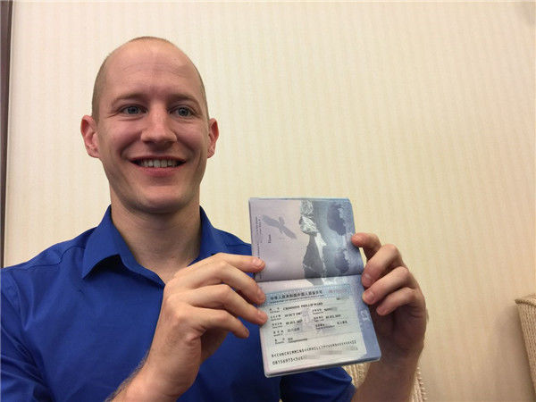 美国小伙领四川首张创业签证 加入蓉漂大军