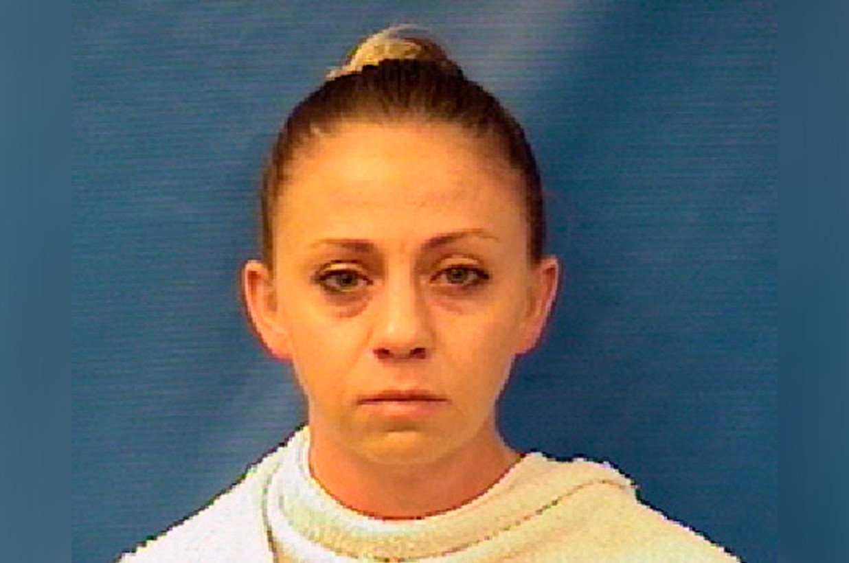 国女警回家走错门开枪打死黑人邻居 被指控过