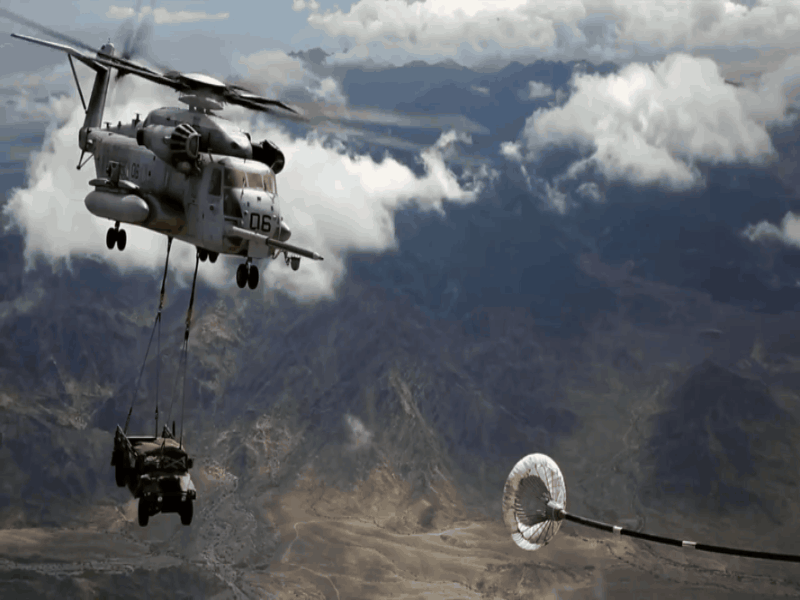 刀尖起舞!美直升机吊运悍马还空中加油