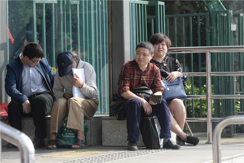 长假第一天成都一学校小升初面谈 家长烈日下等待（图） - 1