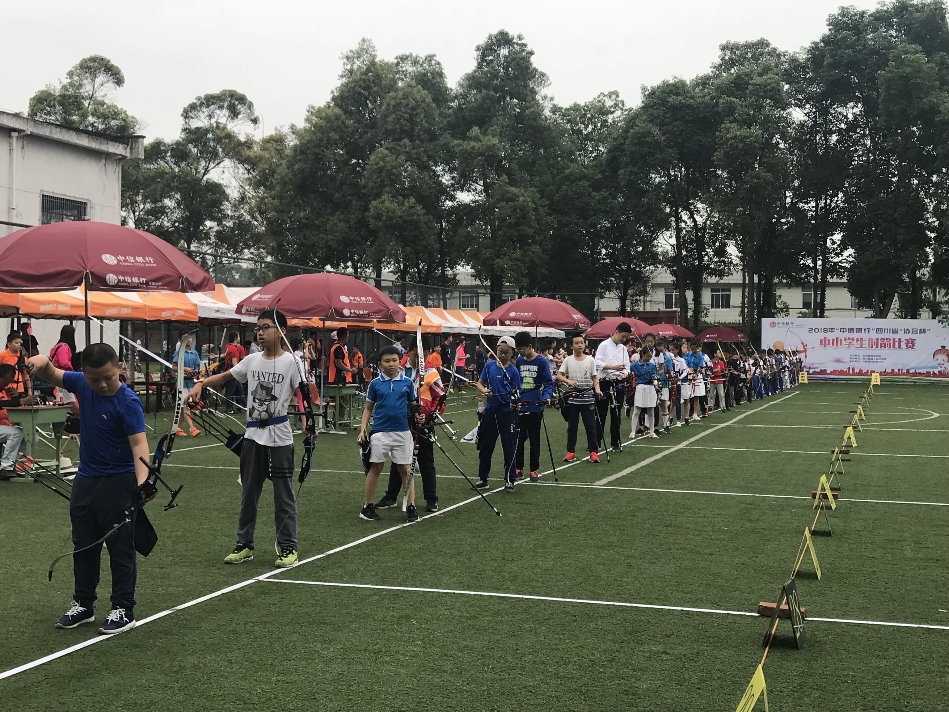 近三百名学生参加四川中小学生射箭比赛 最小