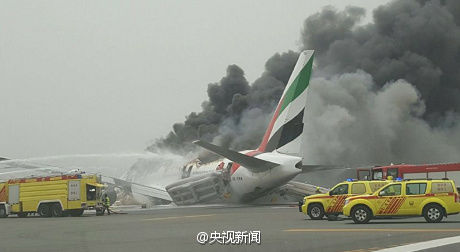 迪拜机场一飞机迫降后爆炸 现场浓烟滚滚