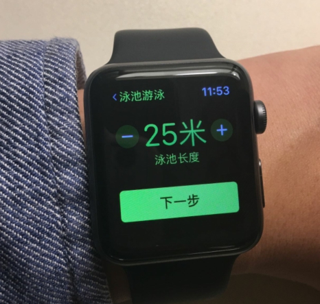 在开放水域(如湖泊或海中)游泳,apple watch可以使用gps来跟踪记录你