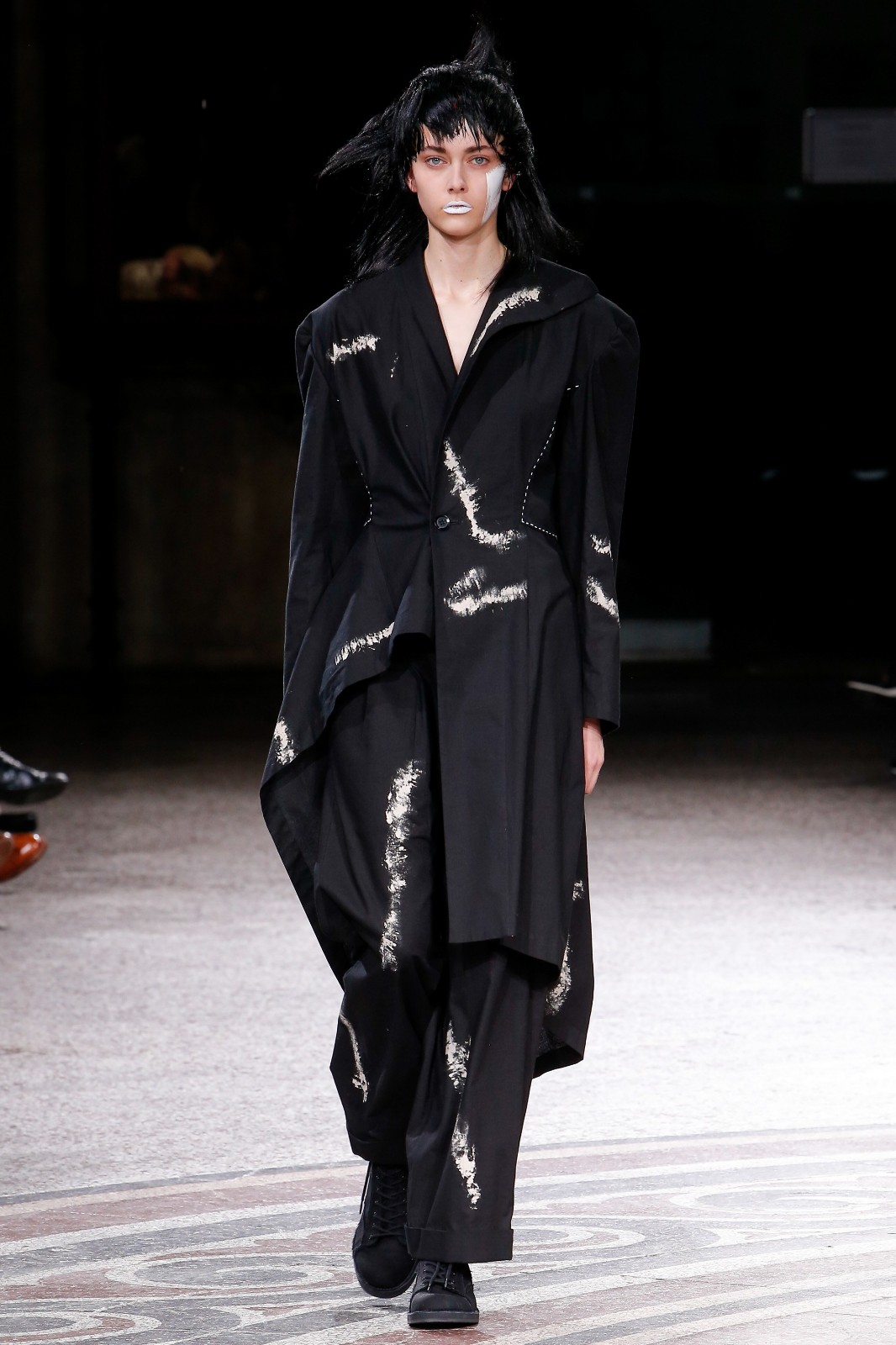 yohji yamamoto山本耀司 2017春夏,黑白红纯粹的设计视觉