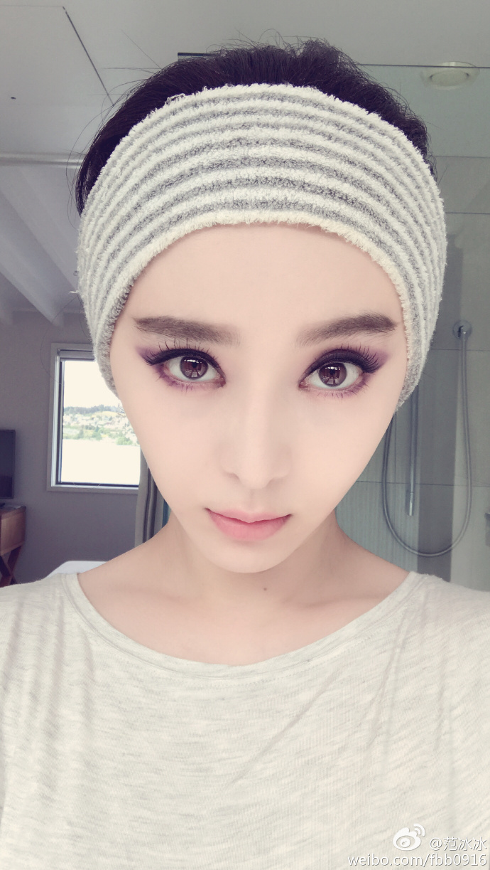 紫色眼影配小v脸看起来妩媚动人.