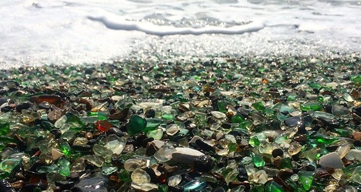 俄罗斯一城市垃圾场变身为美丽的"玻璃海滩"