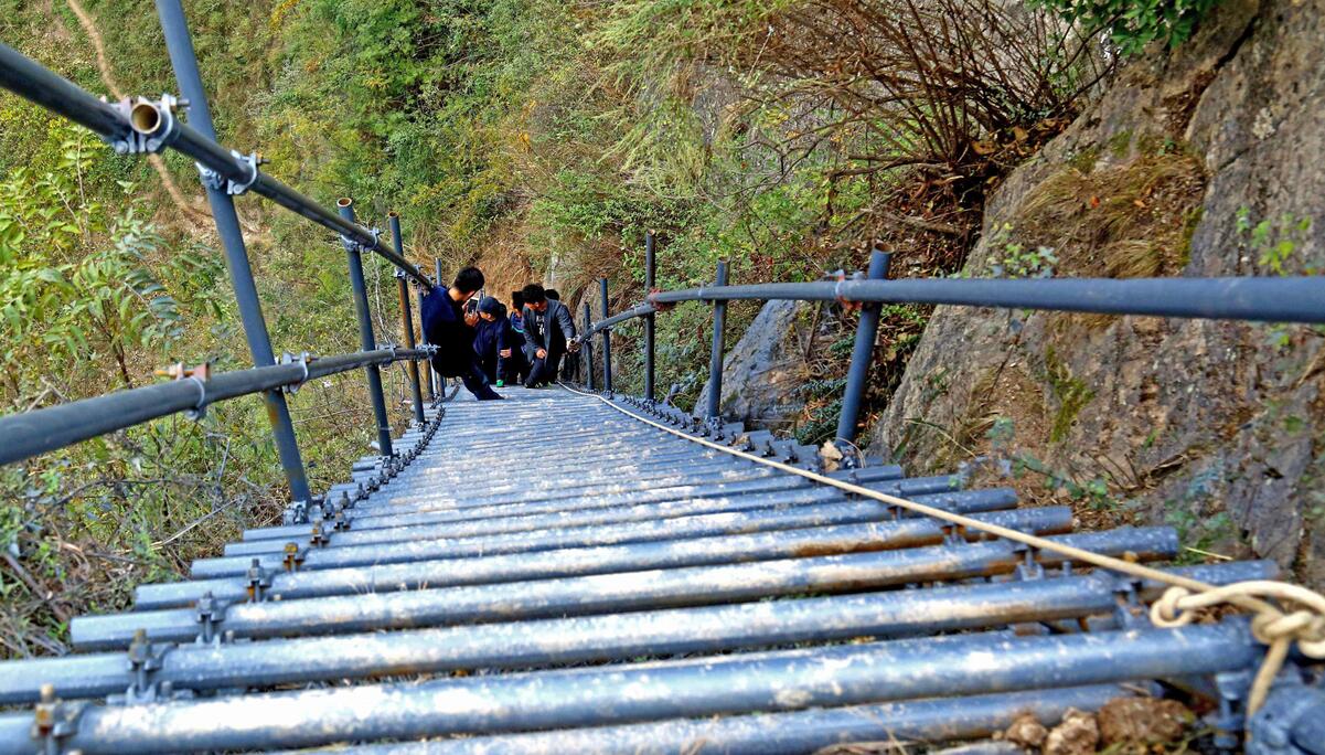 图片故事 | 凉山"悬崖村"天梯渐成旅游热点 村民迁入新居还想买汽车