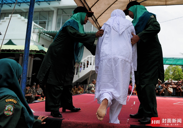 印尼4对亚齐人情侣因婚前性行为遭鞭刑惩罚