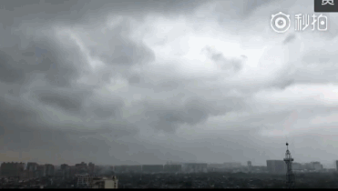 四川大风蓝色预警:未来6小时10市有6级以上大风 不要在广告牌下逗留