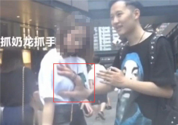 变魔术街头袭胸 袭胸男子曾以拍公益片为由要埋胸10秒 变魔术街头袭胸 袭胸男子曾以拍公益片为由要埋胸10秒