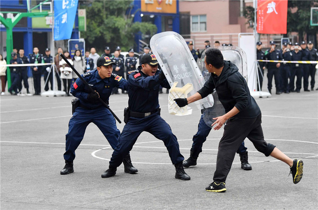 四川省公安教官教学技能大比武 警官瞬间处置暴恐事件