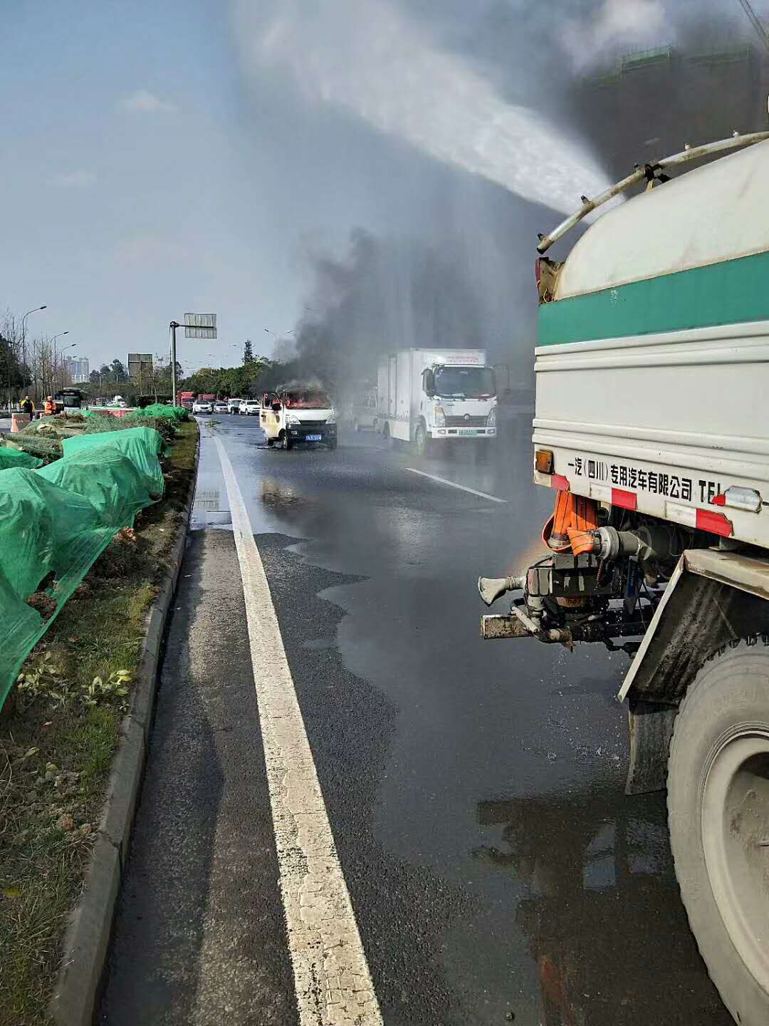 汽车人变型路遇面包车自燃洒水车秒变消防车救火