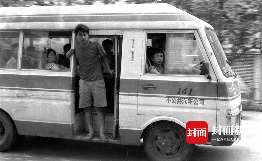 在上世纪90年代的成都街头有一种敞开车门揽客,满城跑的中巴车.