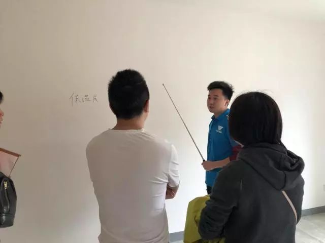 交房现场:曾经3小时8亿的日光盘 如今业主拒