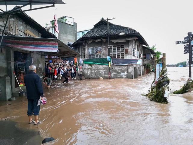 87岁婆婆家被灌洪水 她说:只要人在,没什么可怕