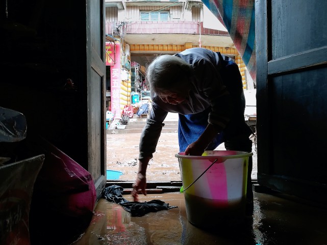 87岁婆婆家被灌洪水 她说:只要人在,没什么可怕