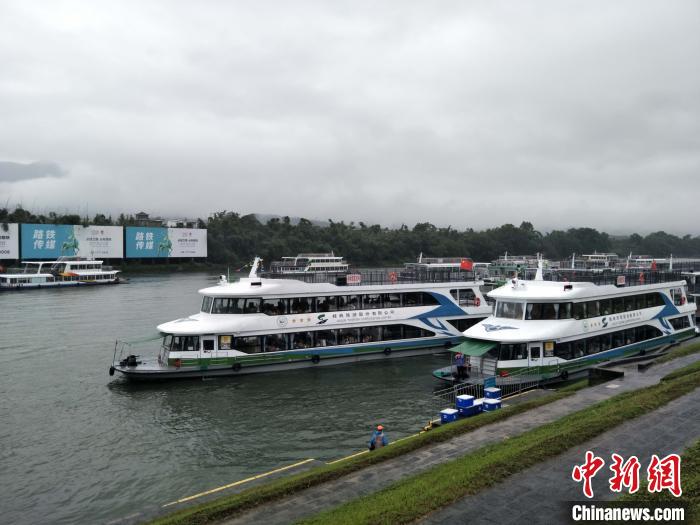 10月4日,桂林磨盘山码头准备出发的漓江游船. 蓝波 摄