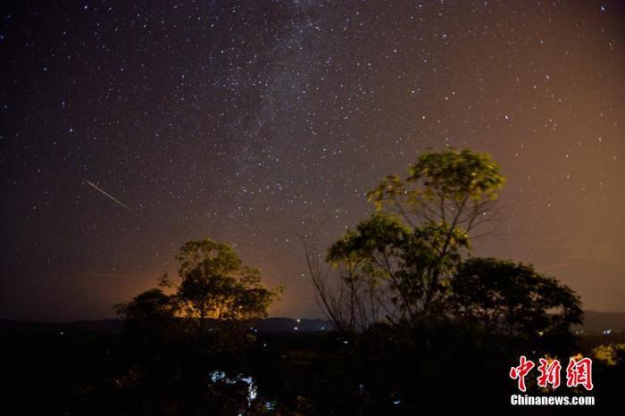 资料图:在达州市开江县普安镇宝塔坝,一颗流星划过夜空. 鸿雁 摄