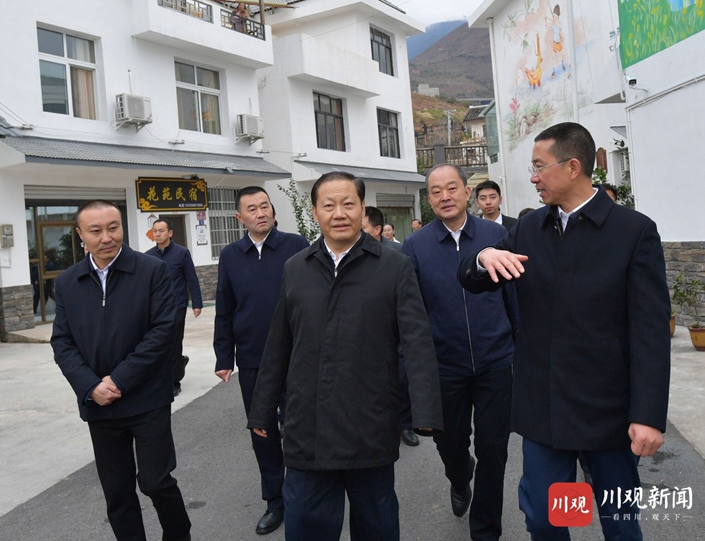 11月30日,省委书记彭清华到汉源县九襄镇三强村调研,了解村民通过发展
