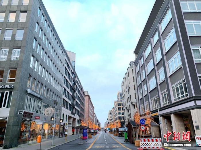 资料图:2020年12月16日,昔日繁华的柏林弗里德里希大街大多数商铺已