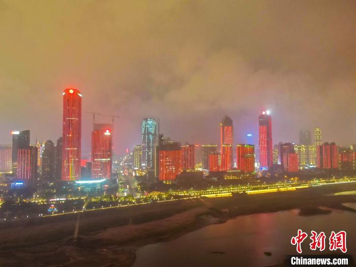 南昌赣江两岸上演绚丽灯光秀微电影《金牛迎春》