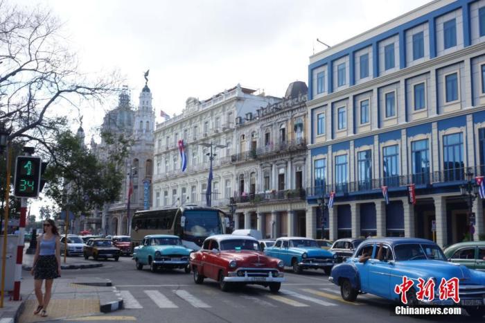 资料图:古巴哈瓦那,车水马龙的街头.