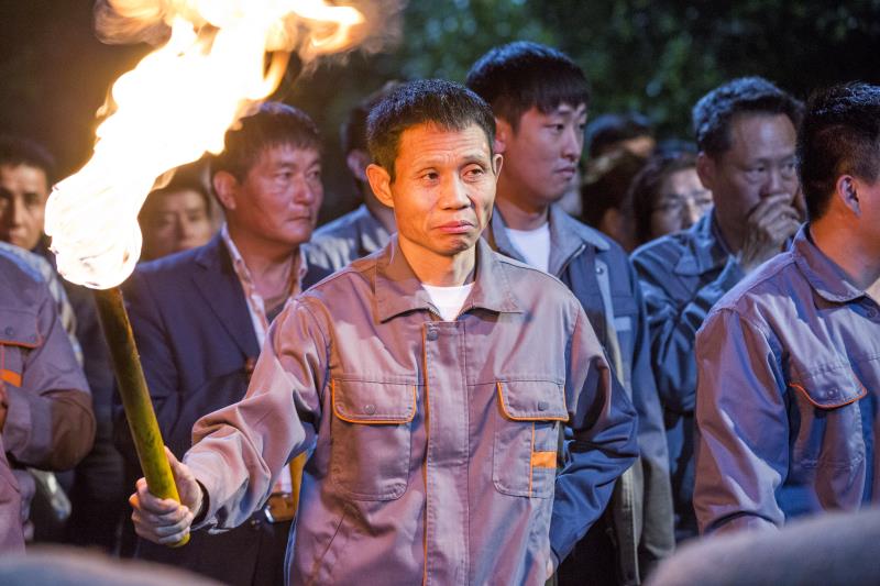 李学政在《人民的名义》中饰演护厂队工人