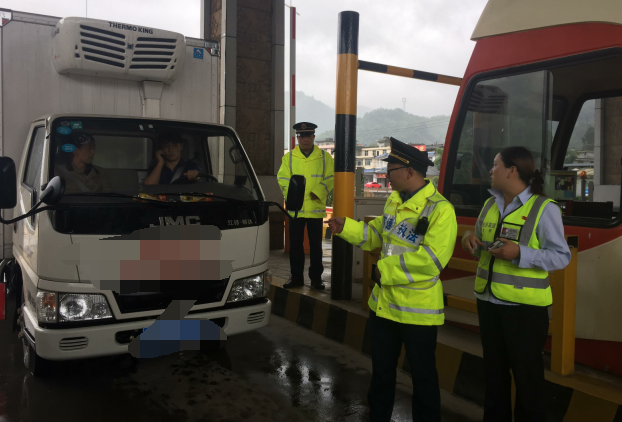 四川一货车司机偷装ETC逃费1140元被逮