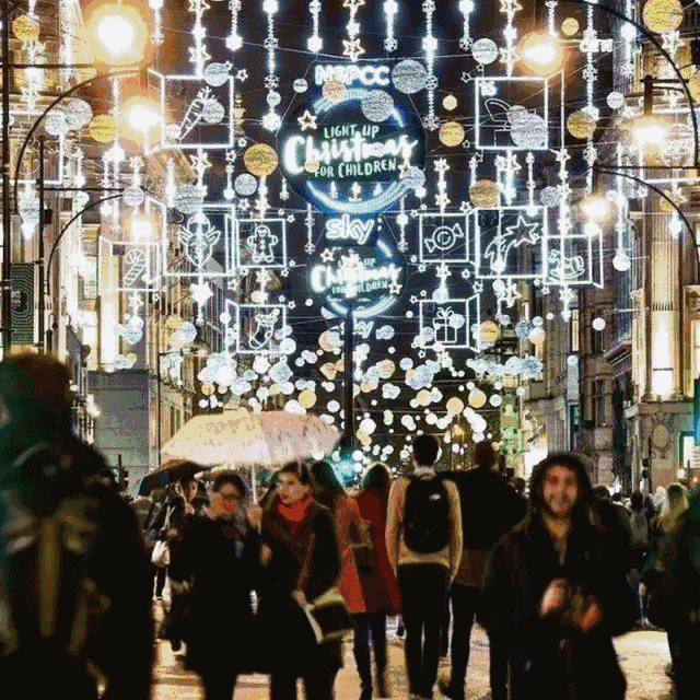 伦敦各个街道的圣诞亮灯习俗延续了很多年,牛津街基本上是伦敦最早
