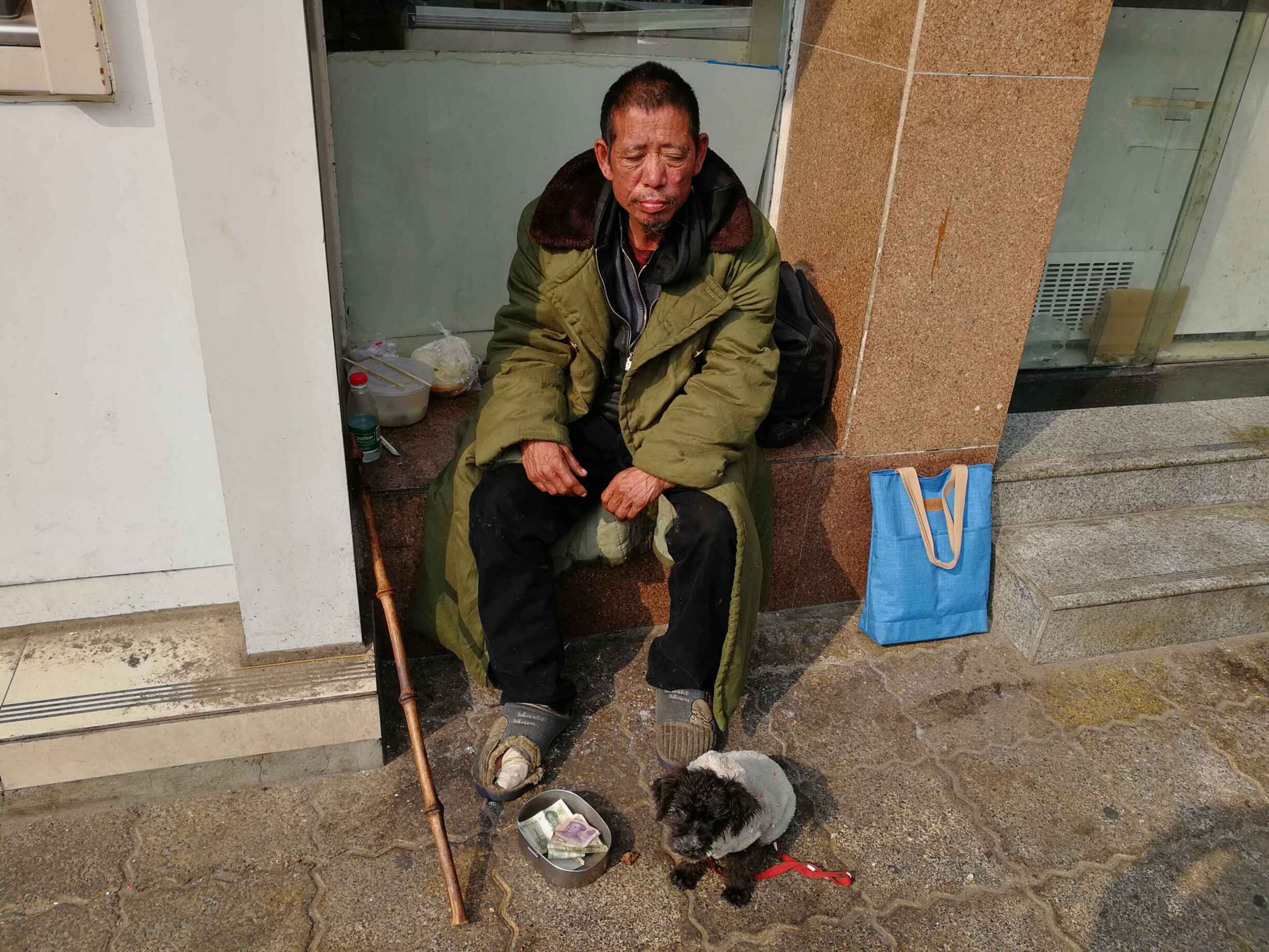 大爷流浪在成都:虽然生活很苦,好在有一个狗狗作伴